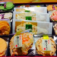 親戚からえびせん届いた！！えびの姿焼きみたいなのもあって、ぱりぽり食べました(*^^*)たくさん種類あるからどれから食べるか迷うけど、どれも美味しい！♡